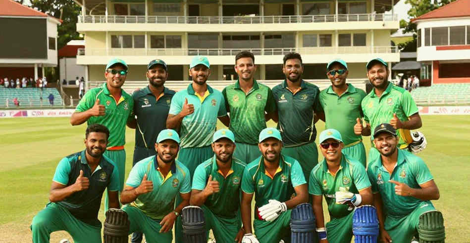 তেরো বছর পর লিয়ন বাদ, গকেবারহায় পাঁচ সিমার নিয়ে অস্ট্রেলিয়ার টস-বাঁধা জুয়া