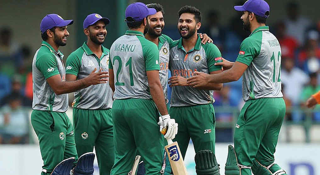ভেজা সকাল আর না-গোনা ওভার: বাংলাদেশের লাল-বলের মরসুম আসলে কাকে সার্ভ করে