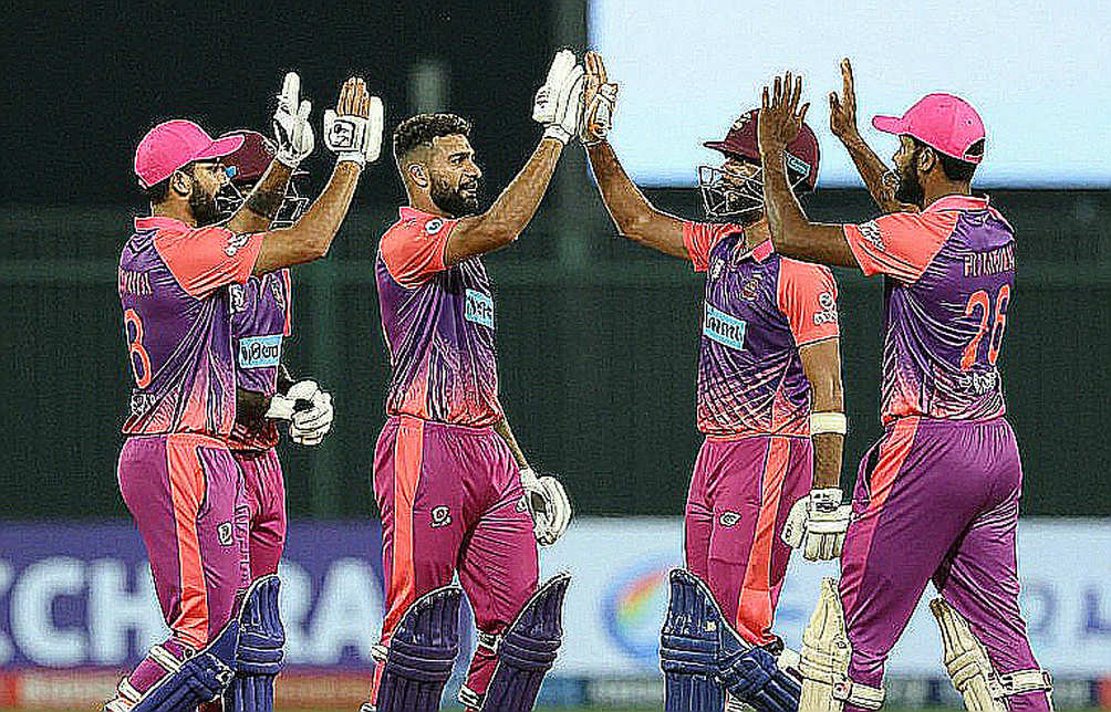 উইকেটের নীরবতা, রানের খতিয়ান: রাতের হিসাবরক্ষকের ডায়েরি থেকে